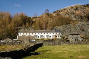 un bâtiment doté de panneaux solaires sur le côté d'une colline dans l'établissement 18 Thrang Brow, à Ambleside