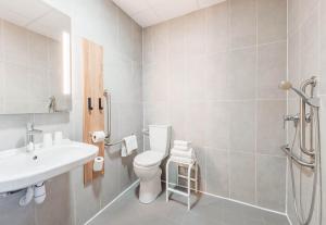 ソースハイムにあるB&B HOTEL Mulhouse Sausheimのバスルーム(トイレ、洗面台、シャワー付)