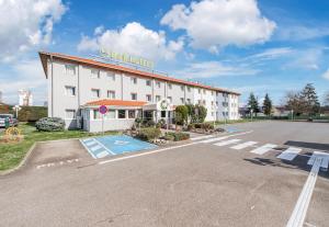 un parking vide en face d'un hôtel dans l'établissement B&B HOTEL Mulhouse Sausheim, à Sausheim