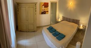 una piccola camera con un letto e due comodini di Appartement T3 centre ville a Narbonne