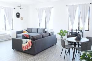 un salon avec un canapé et une table dans l'établissement Cozy Stylish Apartment near Newark, NJ Airport, à Elizabeth