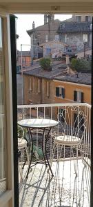 balcone con tavolo e sedie. di Appartamento Centro Storico vicino Università a Perugia