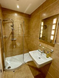 A bathroom at 3 Castle Hume Court Holiday House