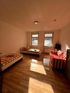 ein Wohnzimmer mit 2 Betten und einem Sofa in der Unterkunft Mitten im Herzen von Magdeburg in Magdeburg