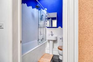 a bathroom with a shower and a toilet and a sink at Stylish 2BD with Private Garden and Sauna in Oxford