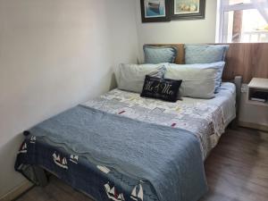 Un pat sau paturi într-o cameră la Suidersee Block 2, Hartenbos