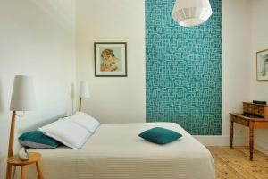 Schlafzimmer mit einem Bett in Blau und Weiß in der Unterkunft Magnifique Villa, idéal famille Ste Foy Les Lyon in Sainte-Foy-lès-Lyon