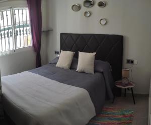 Un dormitorio con una cama grande y una ventana en Casa Sortino Rizzo en San Miguel de Salinas