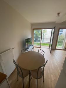a dining room with a table and chairs in a room at Appartement Confort Velizy in Vélizy-Villacoublay