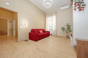 a living room with a red couch in a room at Julius House in Rome +15 photos