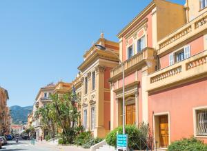 a row of buildings on a city street at MARNE IV - Cosy 2 pièces en plein centre de Menton in Menton
