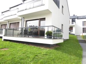 un balcone di una casa con erba verde di Apartament Olchowe Zacisze a Ustroń