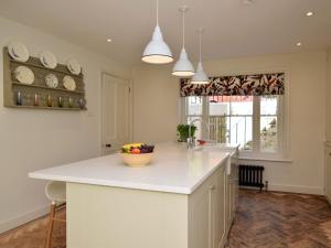 - une cuisine avec un comptoir et un bol de fruits dans l'établissement 5 bed property in Hastings Sussex 57217, à Hollington