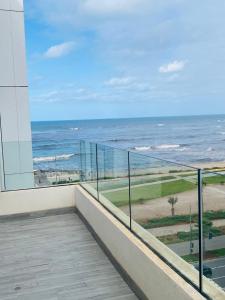 een balkon met uitzicht op de oceaan bij Le grand bleu in Casablanca