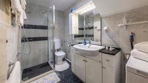 Kúpeľňa v ubytovaní Apartment Golden Creek Magic View + 36 fotografií