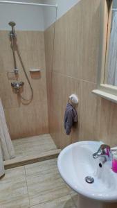 uma casa de banho com um chuveiro e um lavatório. em Modern Home - Valley view Pool em Xaghra