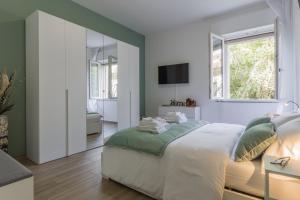 Un dormitorio con una cama grande y un espejo. en Maggie House, en Piacenza