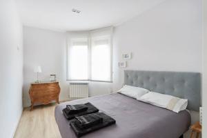 ein Schlafzimmer mit einem Bett mit zwei Handtüchern darauf in der Unterkunft Bonito acogedor apartamento en centro de Pamplona in Pamplona