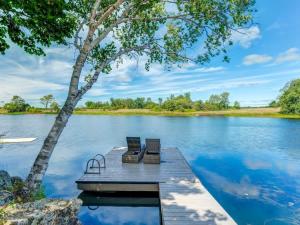 Gallery image of Private waterfront cottage - hot tub & kayaks in Kingston