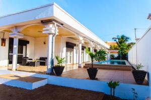 Villa con piscina y casa en VILLA MAHATSINJO, en Antsiakambony