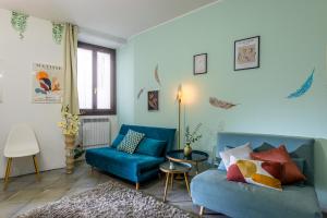 sala de estar con sofá azul y mesa en Relax by the Castle - lake in 120 mt en Desenzano del Garda