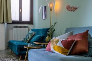 una sala de estar con 2 sofás azules y una mesa. en Relax by the Castle - lake in 120 mt, en Desenzano del Garda