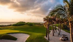 - Vistas a un campo de golf con palmeras y al océano en Charming Villa Espagna - Heated/Salt-Pool Oasis!, en Lake Worth