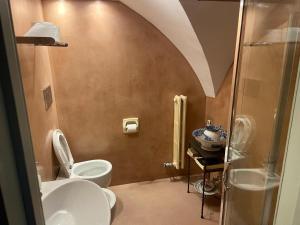 ein Bad mit einem WC, einem Waschbecken und einer Dusche in der Unterkunft Casa Palma in Copertino