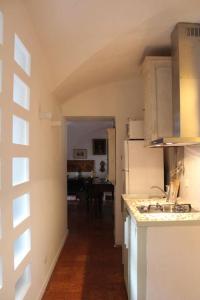 eine Küche mit einer Theke und einen Flur mit einem Tisch in der Unterkunft Casa Palma in Copertino