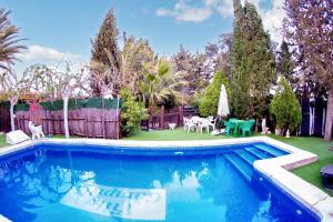 basen w ogrodzie z ogrodzeniem w obiekcie Spacious Villa with Private Pool in Archena w mieście Archena