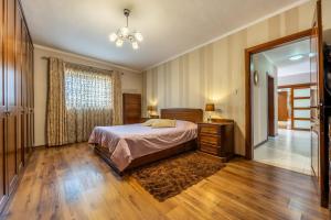 um quarto com uma cama, uma cómoda e um espelho em 3BR Mediterranean Oasis Retreat in San Giljan, Malta em St. Julian's