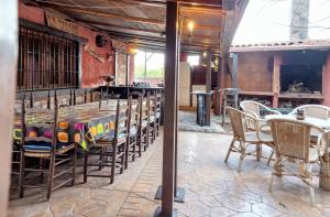uma sala de jantar com mesa e cadeiras em 5 bedrooms villa with private pool furnished terrace and wifi at Archena em Archena