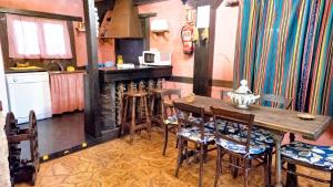 uma cozinha e sala de jantar com uma mesa de madeira e cadeiras em 5 bedrooms villa with private pool furnished terrace and wifi at Archena em Archena
