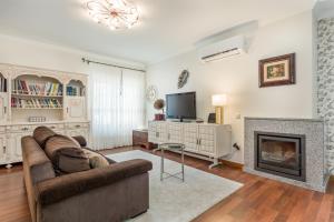 - un salon avec un canapé et une cheminée dans l'établissement Viravento - Family House, à Espinho