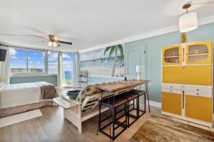 - une chambre avec un lit et un bureau dans l'établissement Top of the Gulf 803 - Luxury Beach Resort, à Panama City Beach