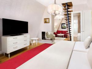 TV a/nebo společenská místnost v ubytování Hotel Lomnica