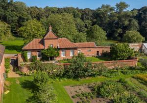 una vista aerea di una casa con giardino di Wolterton Hall a Itteringham