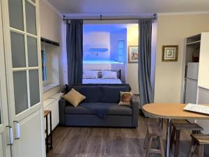 een woonkamer met een bank en een bed bij Orpheus Guesthouse in Athene