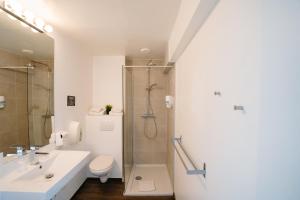 Koupelna v ubytování Hotel Ambassadeur