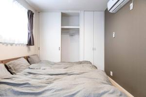 Ένα ή περισσότερα κρεβάτια σε δωμάτιο στο Logement Aile 201 +29 φωτογραφίες