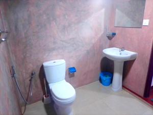 a bathroom with a toilet and a sink at Sohansa Guesthouse in Weligama