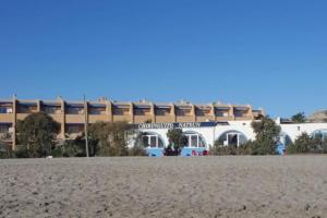 ein Gebäude am Strand vor einem Gebäude in der Unterkunft Estudio Naturista vista al mar in Vera