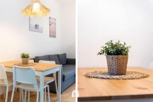 comedor y sala de estar con mesa y sofá azul en Mediterranean Way - Tarragona Central Apartments, en Tarragona