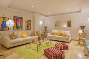 uma sala de estar com dois sofás e uma mesa em Résidence piscine avec terrasse privé em Marrakech