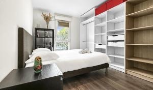 Säng eller sängar i ett rum på Homey Melody - Proche Centre, Parking, Wifi, Terrace