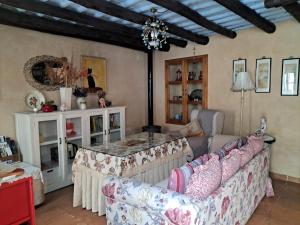 un soggiorno con 2 divani e un tavolo di La Casita a Cazalla de la Sierra