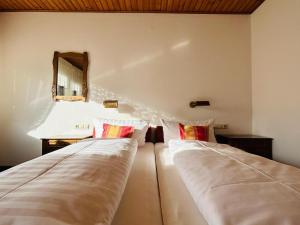 Uma cama ou camas num quarto em Gästehaus Herzog