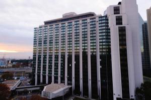 um edifício branco alto com muitas janelas em Sheraton Buenos Aires Hotel & Convention Center em Buenos Aires