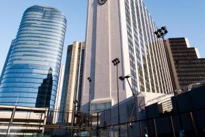 um grupo de edifícios altos em uma cidade em Sheraton Buenos Aires Hotel & Convention Center em Buenos Aires