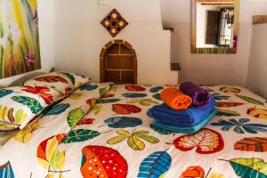un letto con piumone e cuscini sopra di Golondrinas de la Alhambra a Granada
